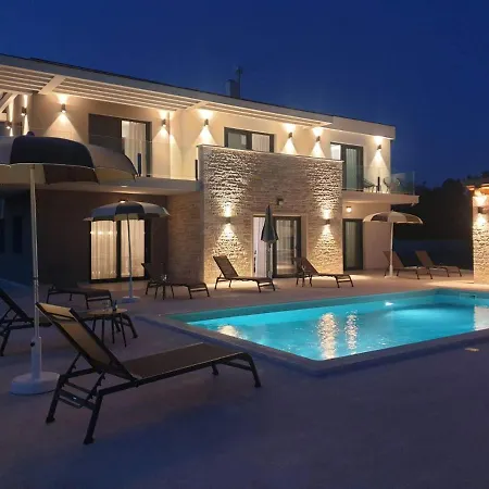 Luxury Serena 2022 - With Heated Pool