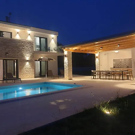 Luxury Serena 2022 - With Heated Pool Villa Cukrici