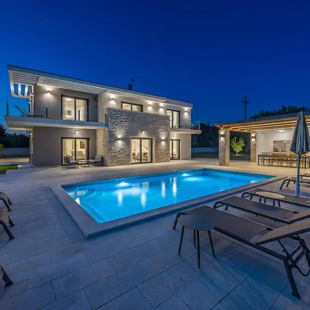 Luxury Serena 2022 - With Heated Pool Villa