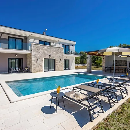 Luxury Serena 2022 - With Heated Pool Villa Cukrici